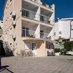 Amneris Apartment *