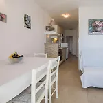 アパート Amneris トロギール