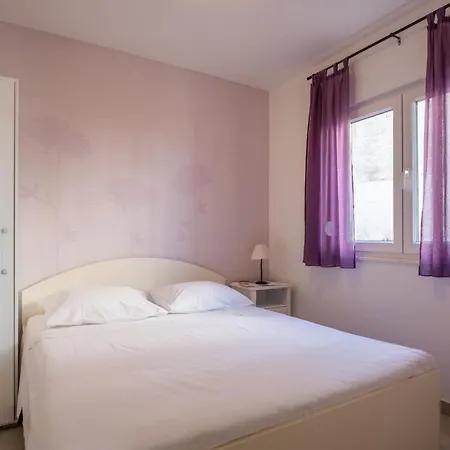 Amneris Apartment *